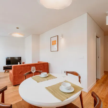 Mary Orange - No 232 1 - Stylish & Bright Two-bedroom Lizbona